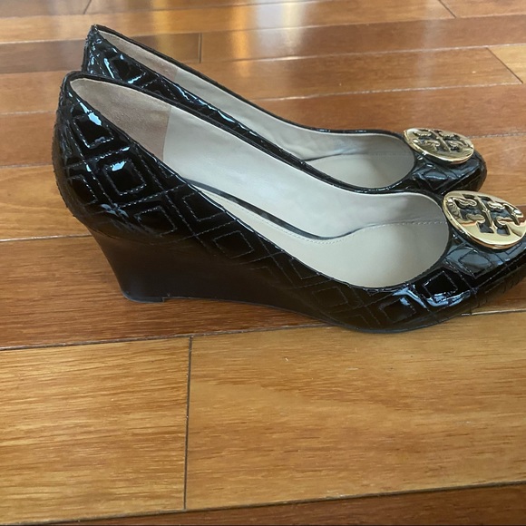 Tory Burch Black Quilted Patent Leather Quinn Wedge Sz 8 - Picture 4 of 14